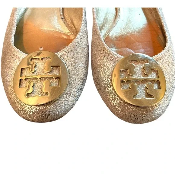 Tory Burch Reva Ballet Flats Metalli Gold Crackle Leather Logo Medallion Size 7M - Picture 9 of 12